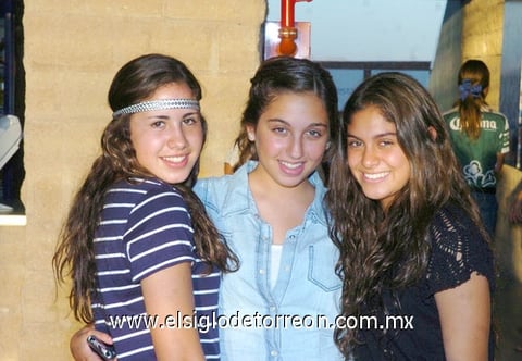 04082010 Asistentes. María Talamás, Katia Bitar y Eloísa González.