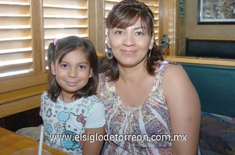 04082010 Sandra de Sánchez y Danis Sánchez.  EL SIGLO DE TORREÓN/JESÚS HERNÁNDEZ