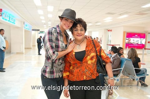 04082010 Ciudad de México. Para continuar con compromisos de trabajo viajó Marisol González y la despidió Bertha Casas.