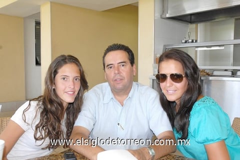 05082010 Mariana, Ernesto y Ana Laura.