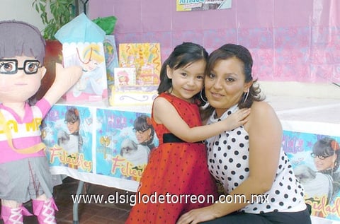 05082010 Marijose Ramírez Montaya junto a su mamá Lily Ramírez en su fiesta de cinco años de edad.