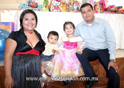 05082010 Estefanía y Luis Arturo junto a sus papás Úrsula Pérez y Arturo Arreola.