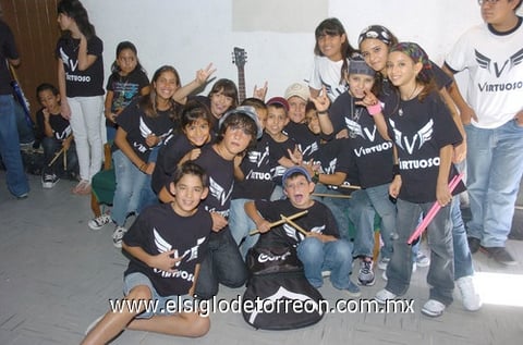 05082010 Excelente presentación realizaron los participantes al curso de verano 'Mi banda de rock'.