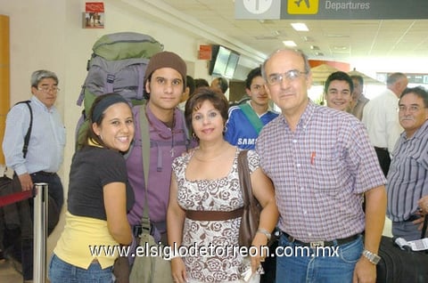 05082010 Sudamérica. A César del Bosque Jr. le dieron la bienvenida Laura, Mariana y César Bosque.
