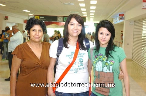 05082010 Madrid. Yazmín Huízar inició un viaje de placer y fue despedida por su mamá Yolanda Rayos y su amiga Fátima Lopez.
