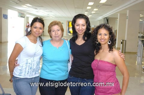 05082010 Bruselas. De paseo viajó Carmen Sánchez y fue despedida por su mamá Rosario Arámbula y sus hermanas Tania y Claudia Sánchez.