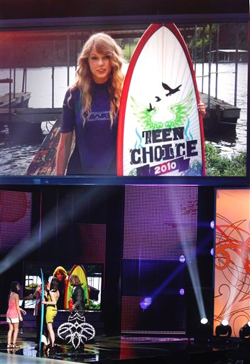 Taylor Swift estuvo presente mediante un video al recibir el premio por mejor actriz nueva.