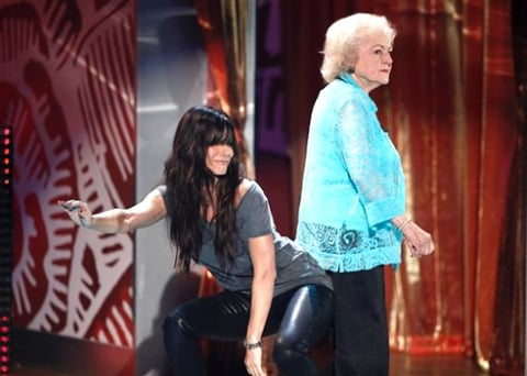 Sandra Bullock bailó al ritmo de la música al lado de Betty White.