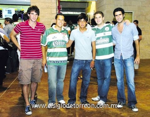 09082010 Numerosos grupos de amigos apoyaron al Santos.