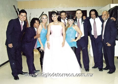 08082010 Srita. Jocelyne Scarlete Rodríguez Hernández junto al grupo La Sonora cien por cien Dinamita.