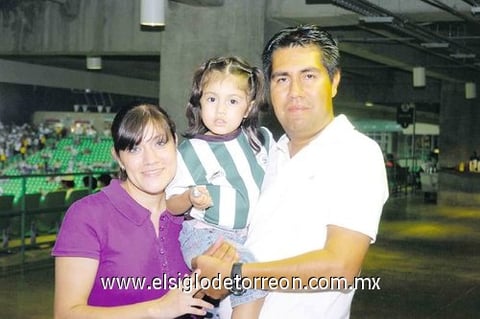 09082010 Jacqueline, Dana Sofía y Carlos.