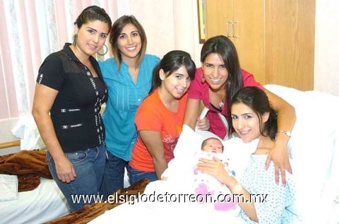 07082010 Victoria nació el 17 de julio y fue captada con su papá Enrique.