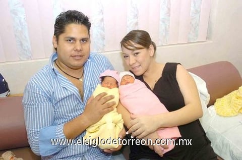 07082010 Michelle y Alexa iluminaron la vida de sus papás Felipe y Karina. Las pequeñas nacieron el 25 de julio.