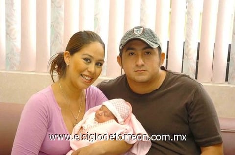 07082010 Felices padres. Regina Ivette Vargas Delgado nació el ocho de julio, sus papás Claudia Ivette Delgado García y David Vargas lucieron  muy contentos.