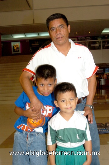 08082010 Luis Fernando, Diego Alonso y Zacarías.
