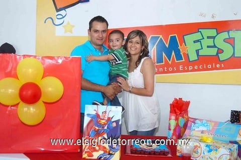 07082010 Leonardo González junto a sus papás Luis Ernesto González y Adriana Salcido.
