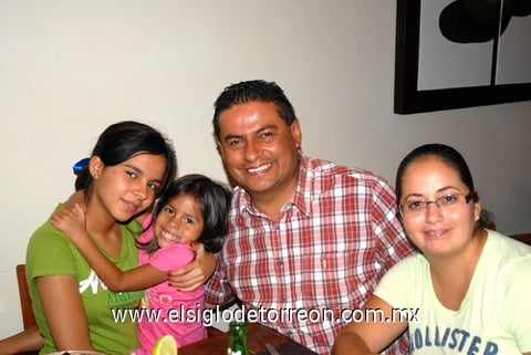 08082010 José Aranda, Mabel de Aranda y Ángela y Andrea Aranda.