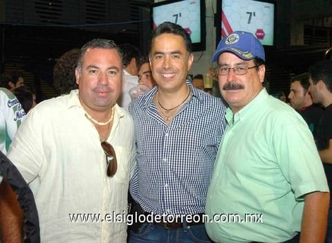 07082010 Andrés del Río Reed junto a sus padrinos Manuel y Laura Blanco el día que recibió el Sacramento de la Confirmación.