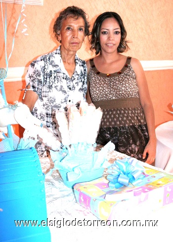 08082010 Ernestina del Carmen Muñoz García lució feliz el día de su baby shower que le organizó su mamá, señora María Asunción García Santibáñez.