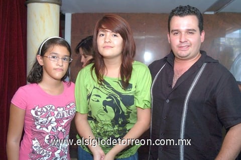 08082010 Carla, Abigaíl y Óscar.