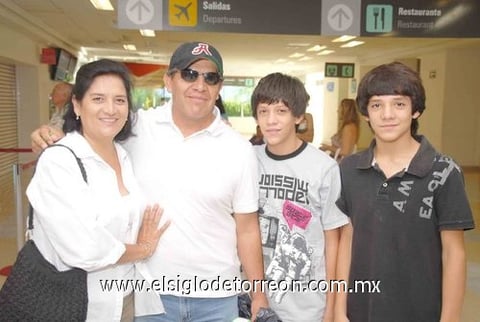 09082010 Guerrero. Raúl Reyes arribó a casa y lo recibieron su esposa Tere y sus hijos Rafael y Raúl.