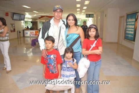 09082010 México. Fernando García llegó a casa y lo recibió su familia.