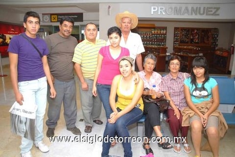 07082010 Quintana Roo. Arturo Ramírez, Concepción Ezquivel y José Francisco Ramírez partieron de Torreón y fueron despedidos por Mercedes, Michelle, Alejandra, Gerardo y Odemaris.