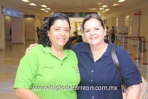 07082010 Tijuana. Leticia López partió de viaje y fue despedida por Adriana López.