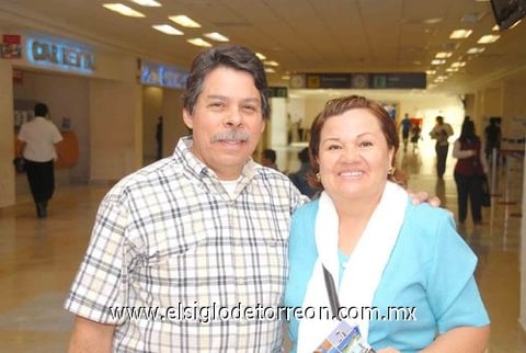 07082010 Ciudad Juárez. Guillermo Cardoza despidió a Alicia Simental quien salió de viaje.