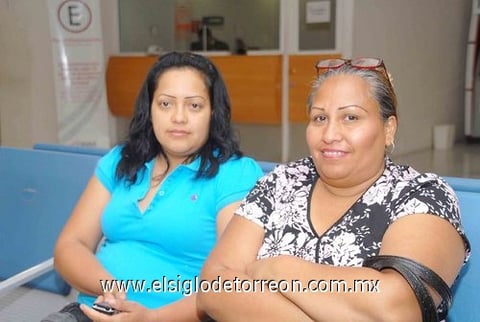 07082010 Ciudad de México. Para disfrutar de un periodo vacacional partieron Guadalupe y Elena García.