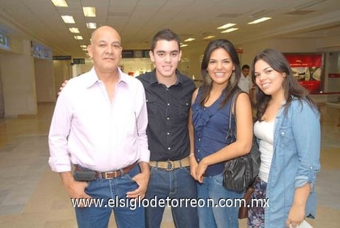 07082010 Ciudad de México. Volaron a la capital Isauro Barajas, Juan, Maleny y Juan José Barajas.