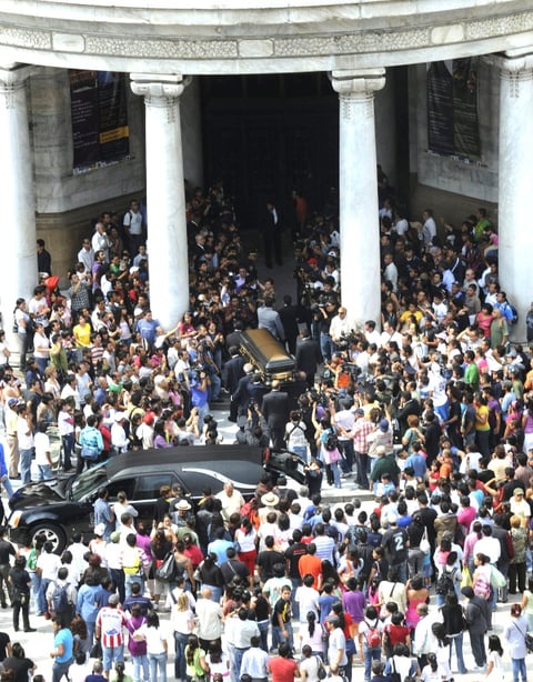 El féretro con los restos mortales de Roberto Cantoral se despidió del Palacio de Bellas Artes con el tema 'El triste', interpretado por Gil Rivera, así como fuertes aplausos que sobrepasaron el minuto.
