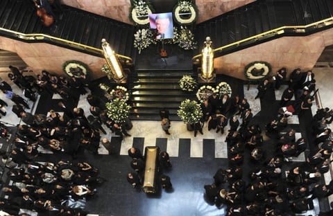 El féretro en donde descansan los restos de Roberto Cantoral permaneció cerrado y los asistentes sólo se conformaron con ver el ataúd y algunos aprovechan para dejar algunos arreglos florales.