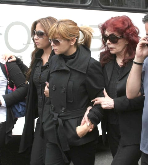 Itatí Cantoral, hija del compositor, que falleció la víspera, acompañada de su familia, llegó al recinto con un semblante destrozado, mientras amigos esperaban el féretro.