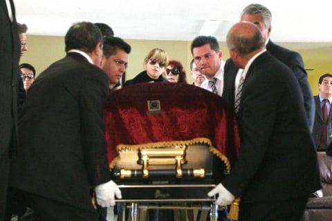 Previo a su llegada a Bellas Artes acudieron a la SACM, donde se instaló antes una capilla, Luz Elena González , Silvia Pinal, Alexander Acha y Johnny Laboriel.