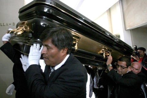 La carroza fúnebre con los restos mortales de Roberto Cantoral arribó al Palacio de Bellas Artes y fue recibida por un fuerte aplauso del público.