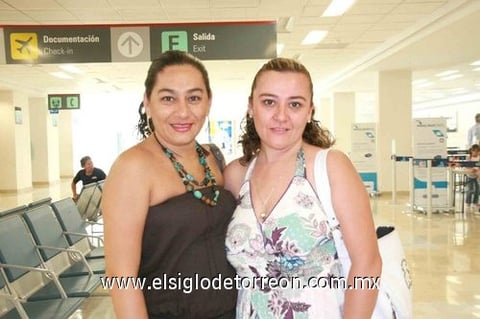 10082010 Cuernavaca. Karla y Karen, se dirigen a tomar unos días de descanso.