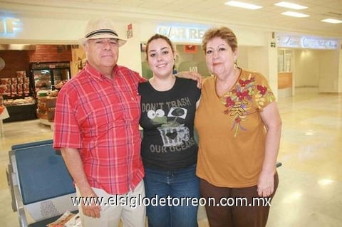 10082010 Cuernavaca. Irma González y Alejandra Merino se despidieron de su familiar.