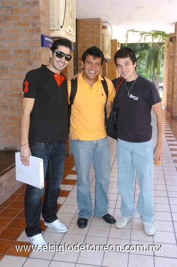 11082010 Estudiantes. Andrés Gómez, Rafael Cháirez y Francisco Fuentes.