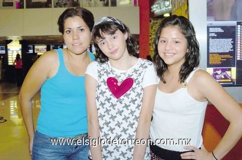 11082010 Isabellie de León, Stephanie Gutiérrez y Aracely Pérez.