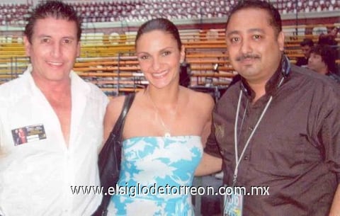 11082010 Enrique Cano Garza, Sol Yadira Lazarín de Cano acompañados de sus hijos Nelson, Celeste y Nataly Cano Lazarín.
