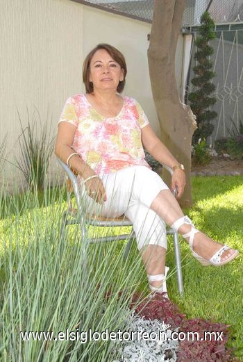 11082010 Cumpleaños. Angélica Urrutia festejó su onomástico recientemente, en compañía de sus familiares y amigas.