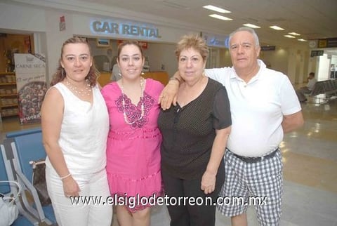 11082010 Ciudad de México. Karen y Alejandra Merino fueron despedidas por Irma González y Carlos Manuel Merino.
