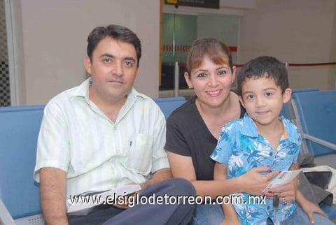 11082010 León. César Chapa y Ricky Chapa despidieron a Helen Gálvez Reyes quien viajó a Guanajuato por negocios.