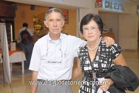 11082010 Ciudad de México. Pedro Galván y Martha Cando volaron en plan de negocios.