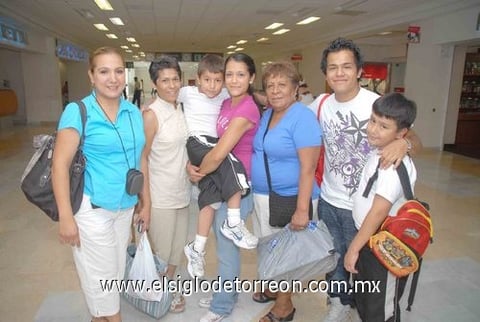 11082010 Ciudad de México. Familia Colín Hernández regresó a la capital.