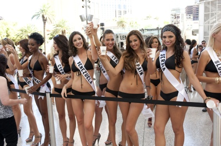 Las candidatas Eva Arias, Miss República Dominicana 2010; Latoya Woods, Miss Trinidad y Tobago 2010; Demetra Olymbiou, Miss Chipre 2010; Marelisa Gibson, Miss Venezuela 2010; Jessica Cecchini, Miss Italia 2010; Adriana Reveron, Miss España 2010 y Lidija Kocic, Miss Serbia 2010.