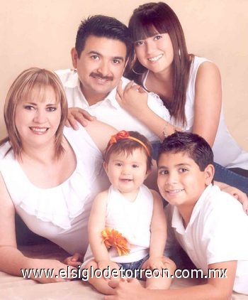 12082010 Señor Gilberto Villalobos Larios y señora Francis Muñoz de Villalobos, acompañados por sus hijos Francis Sofía, Gilberto y Mía Jaqueline Villalobos Muñoz.