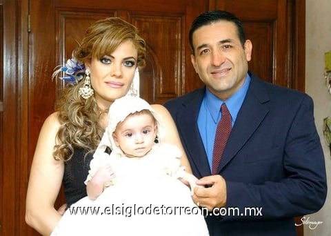 13082010 La pequeña Daniela Cárdenas Guerrero en compañía de sus padrinos señora Mónica Navarro de Guerrero y señor Rolando Guerrero Velázquez.
