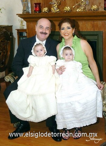 13082010 En Familia. Señor Ramiro Cárdenas Arias y señora Claudia Guerrero de Cárdenas, junto a sus hijas Daniela y Claudia Cárdenas Guerrero, quienes recibieron el Sacramento del Bautismo.- Érick Sotomayor Fotografía